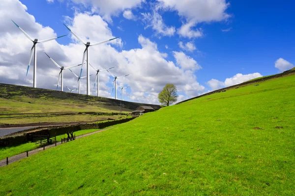 Зеленый холм и турбина — стоковое фото