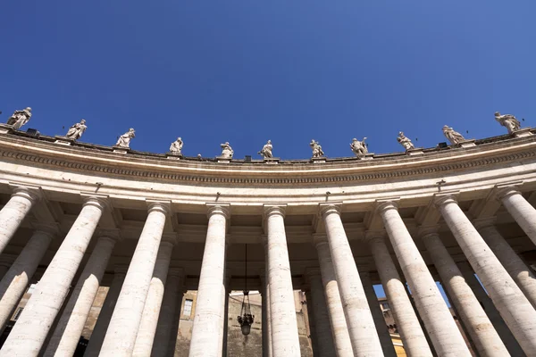 A colonnade, Vatikán szentek szobrai — Stock Fotó