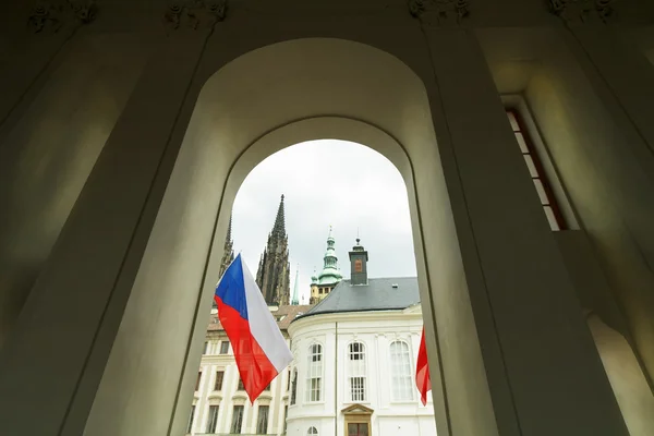 Prag bayrak ve katedral mimarisi — Stok fotoğraf