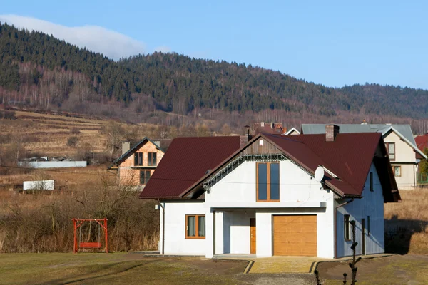 Nova casa na montanha — Fotografia de Stock