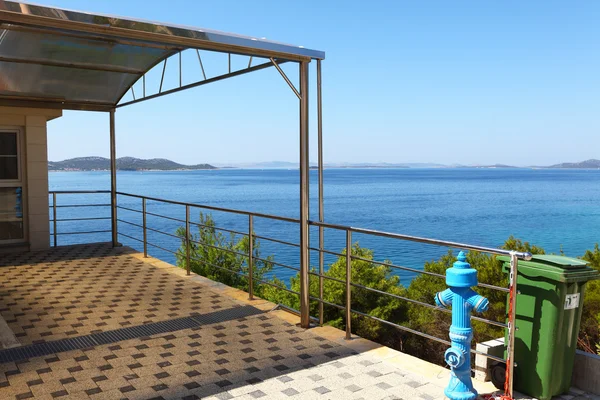 Terrasse mit Blick auf das Meer — Stockfoto
