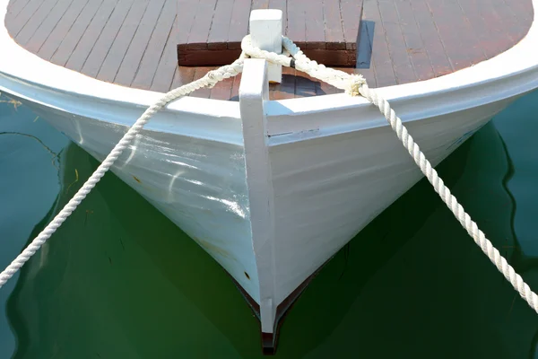 Altes Boot festgemacht — Stockfoto