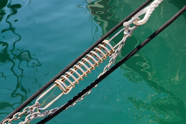 在游艇的甲板上的绳索 — 图库照片