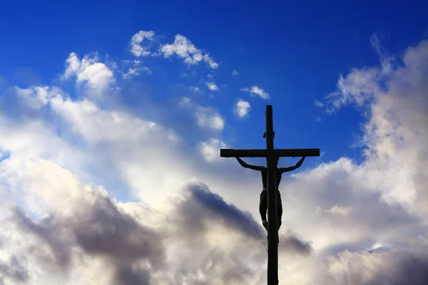 Kreuz in blauem Himmel — Stockfoto