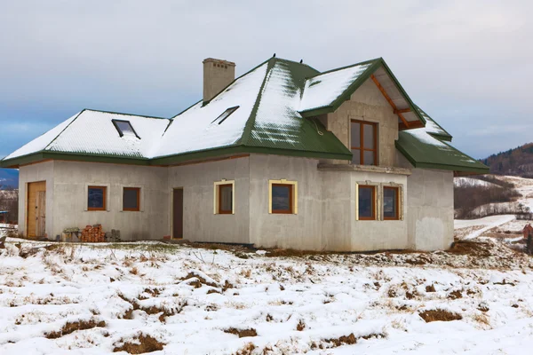 Dom w budowie w zimowej scenerii — Zdjęcie stockowe