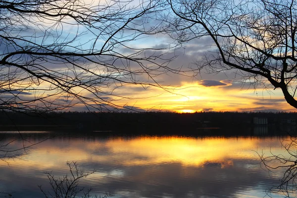 Sjön vid solnedgången — Stockfoto