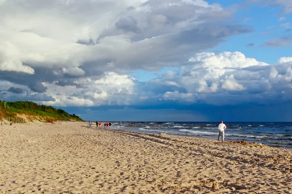 해변과 구름낀 하늘 — 스톡 사진