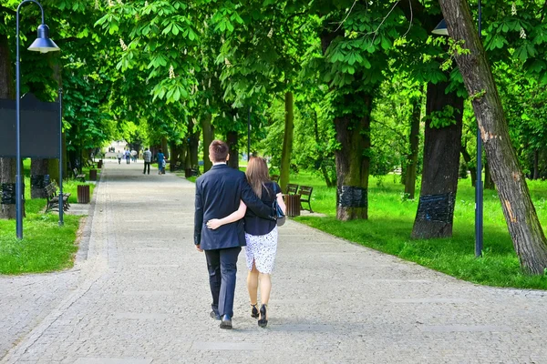 Couple in the park — Stock Photo, Image