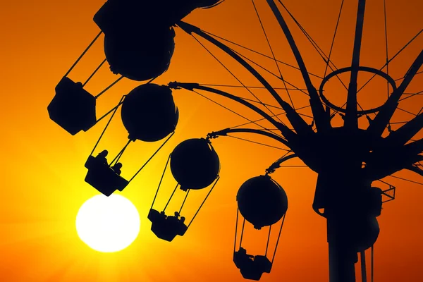 Amusement ride on golden sunset — Stock Photo, Image