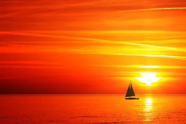 Sailing on sunset — Zdjęcie stockowe