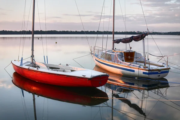 Barche a vela al tramonto — Foto Stock