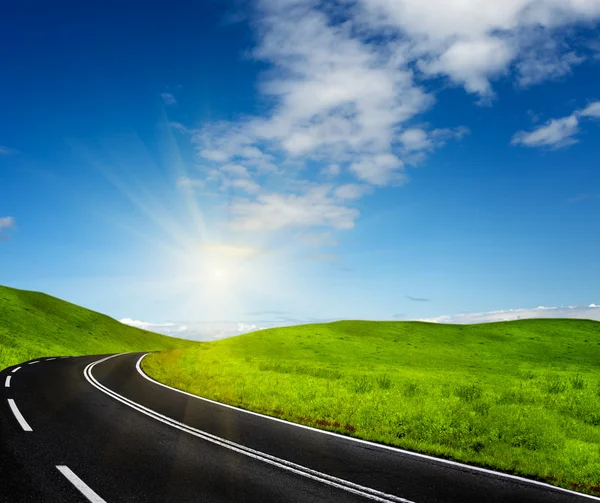 Estrada e céu azul — Fotografia de Stock