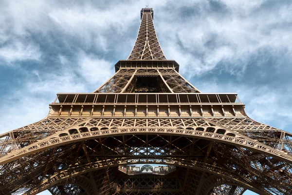 Eiffelova věž na obloze — Stock fotografie