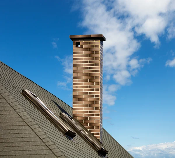 Mosaik skorstenen på taket — Stockfoto