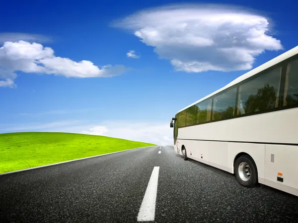 Autobús turístico en blanco — Foto de Stock