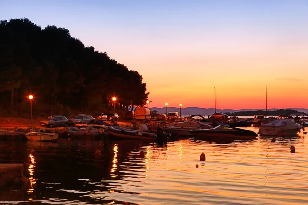 Barcos à vela na marina ao pôr-do-sol — Fotografia de Stock