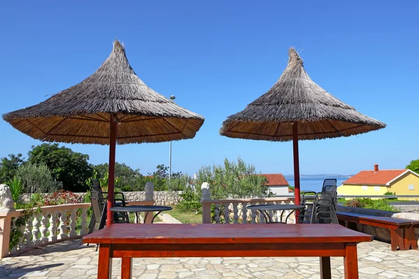 Gartenterrasse mit Tisch, Stühlen und Sonnenschirm — Stockfoto