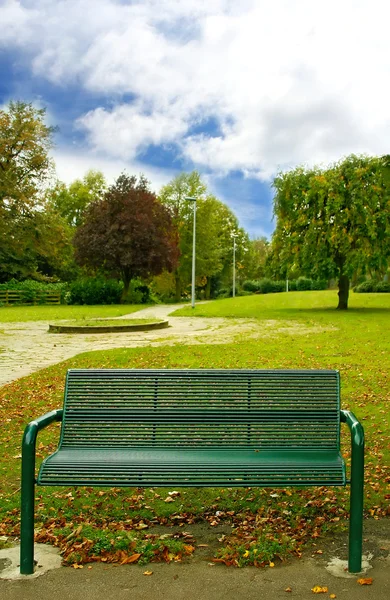 Green bench in the park — Stock Photo, Image