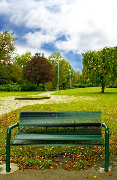 Зеленая скамейка в парке
