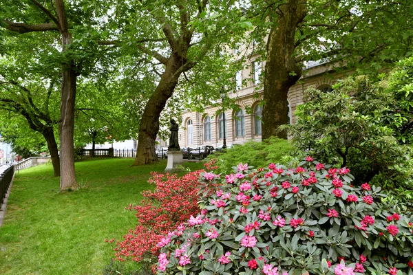 Весенний парк в Париже — стоковое фото