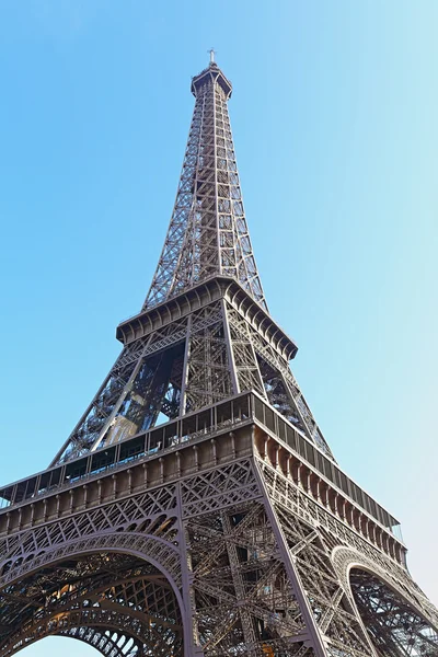 蓝天上的埃菲尔铁塔 — 图库照片