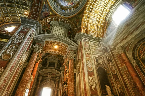 Всередині базиліки Святого Петра. — стокове фото