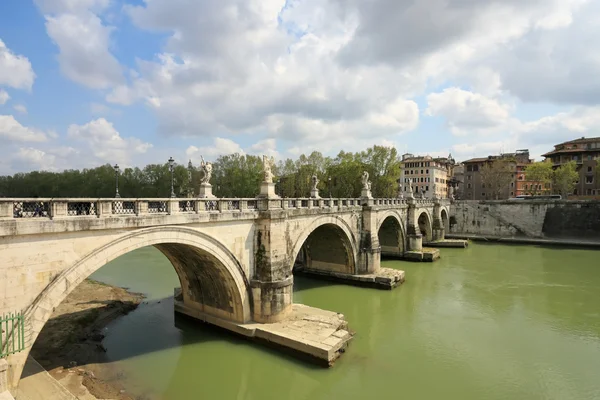 Jembatan di seberang sungai Tiber — Stok Foto