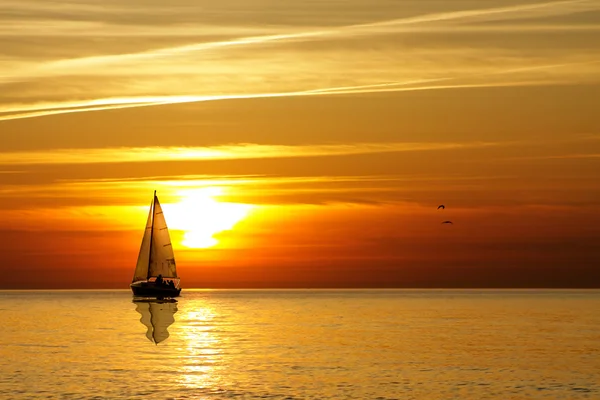 帆船在日落时 — 图库照片