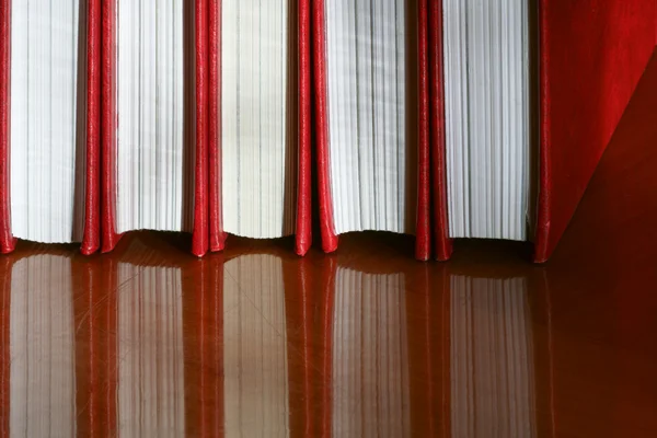 Пять красных книг — стоковое фото