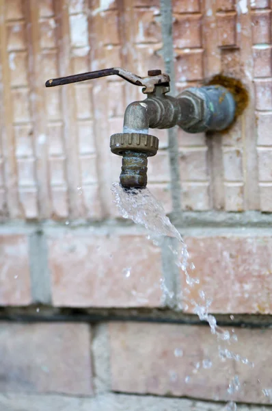 Acqua che sgorga dal vecchio rubinetto — Foto Stock