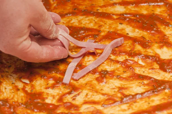Mettre du jambon sur la pizza — Photo