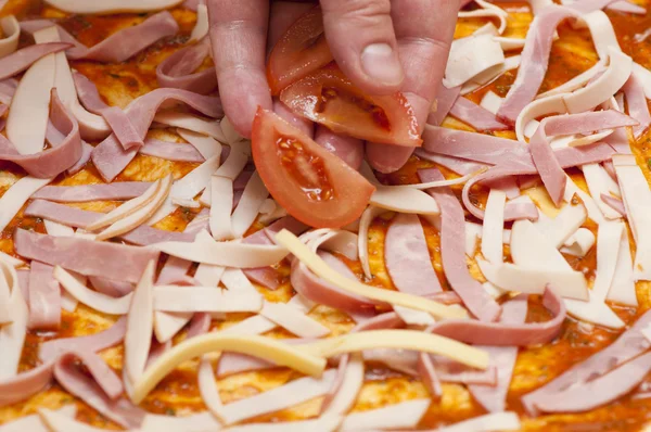Mettre de la tomate sur la pizza — Photo