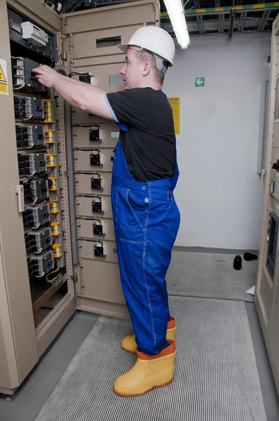 Eletricista na distribuição elétrica — Fotografia de Stock