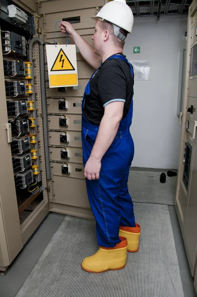 Electrician in the electrical distribution — Stock Photo, Image