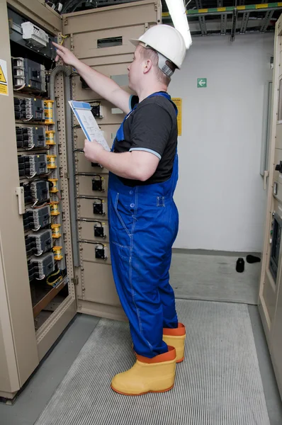 Elettricista nella distribuzione elettrica — Foto Stock