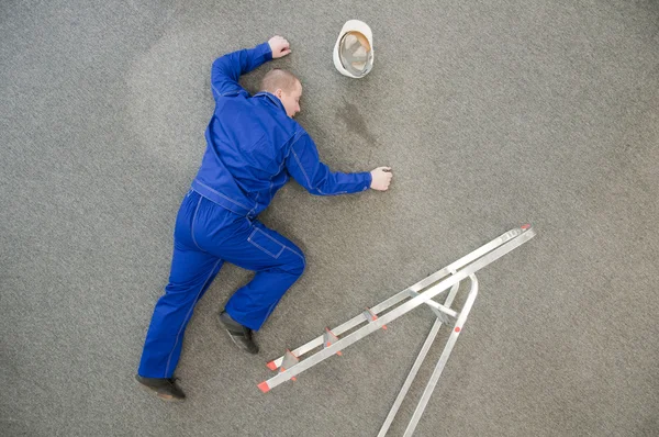 Arbeiter stürzte von Leiter — Stockfoto