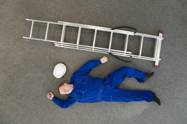 El trabajador cayó de una escalera —  Fotos de Stock