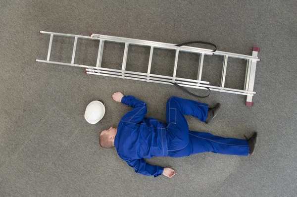 Trabalhador caiu de uma escada — Fotografia de Stock