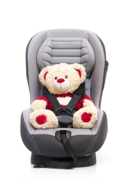 Oyuncak ayı çocuğun araba koltuğunda oturan