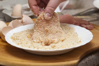 breadcrumbs içinde haddelenmiş pirzola