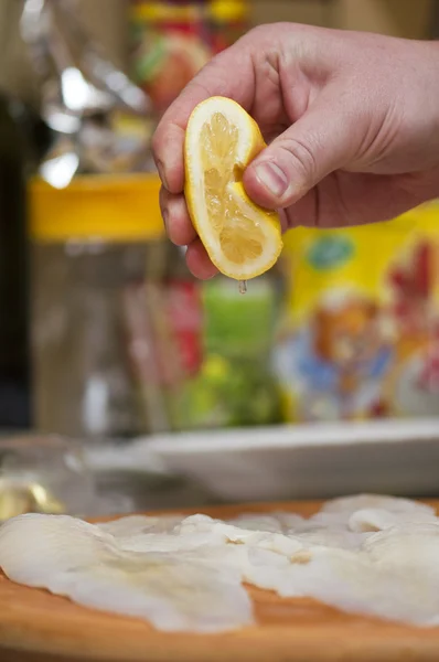 Exprimir jugo de limón sobre filetes de pescado —  Fotos de Stock