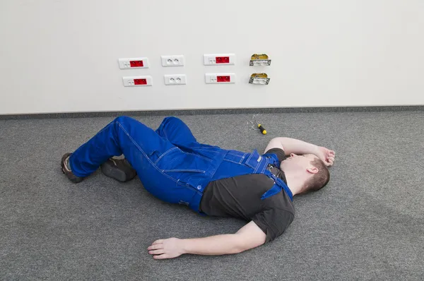 Een man op de grond liggen geëlektrocuteerd — Stockfoto