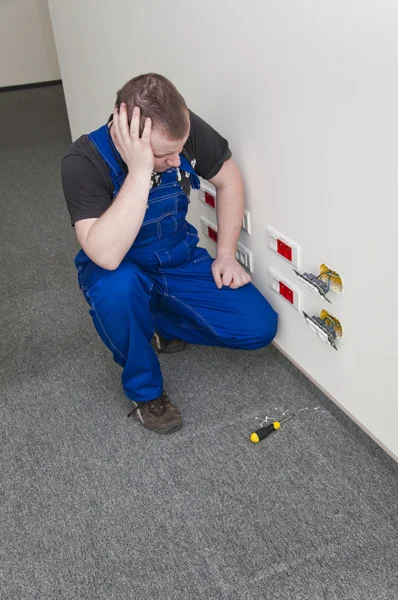 Mann schaut auf die Steckdose — Stockfoto