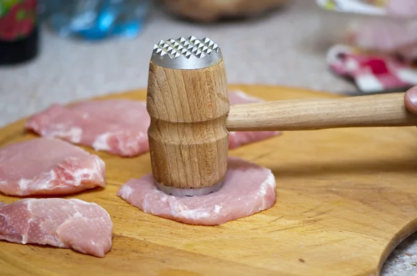Ammorbidire lastre di carne su tavola di legno — Foto Stock