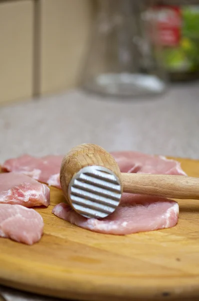 Ammorbidire lastre di carne su tavola di legno — Foto Stock
