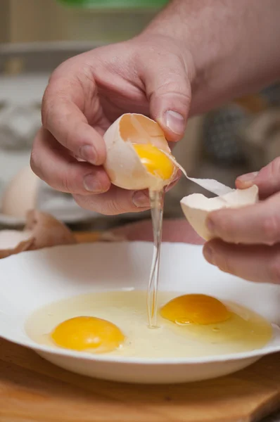 Separating the yolks from the protein — Stock Photo, Image
