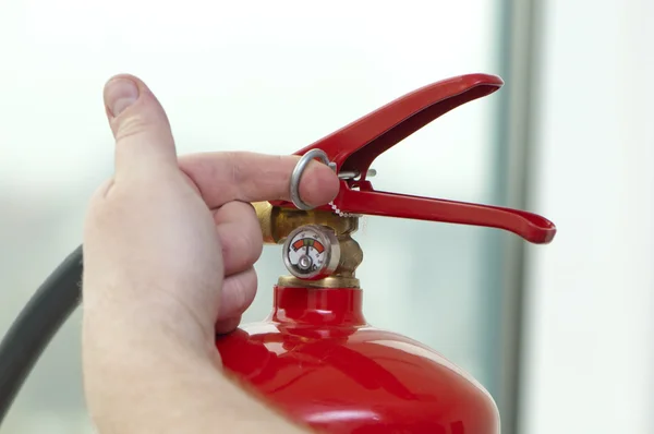 La mano tira del pasador del extintor — Foto de Stock