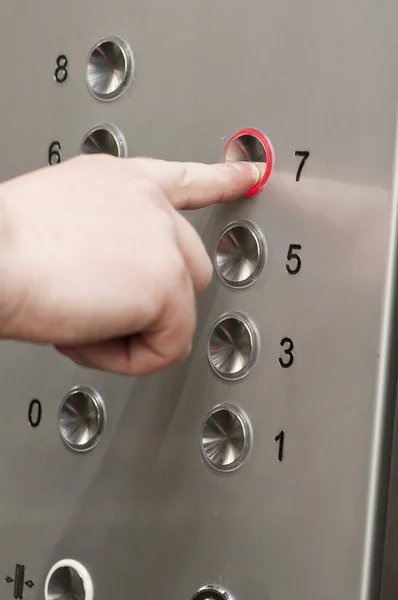 Homem apertando botões em um elevador — Fotografia de Stock