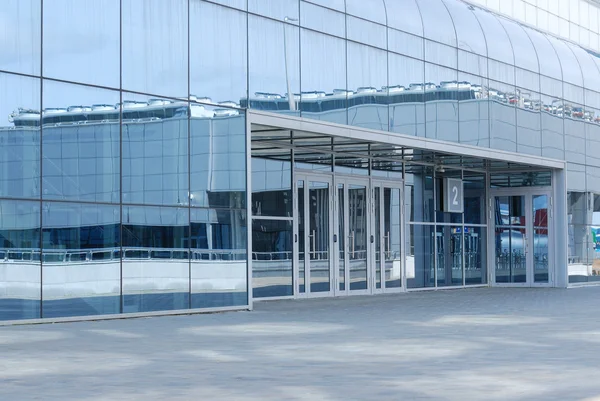 Ingång i en byggnad från glas och metall — Stockfoto