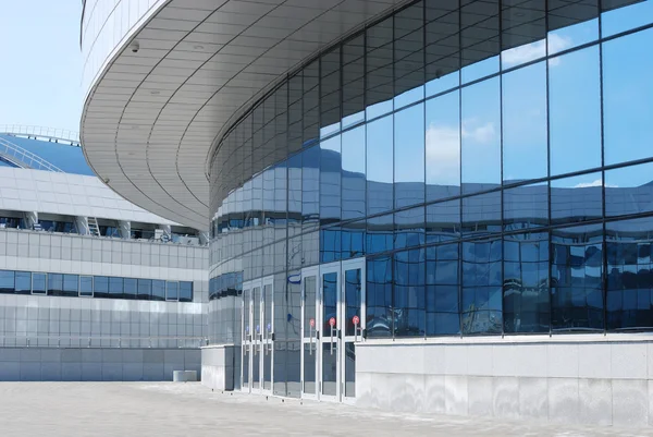 Cam ve metal bir bina giriş — Stok fotoğraf
